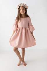 Boho šaty v pudrovém tónu – něžný design pro výjimečné okamžiky.