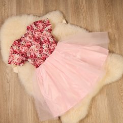 Romantické dívčí šaty s růžovou tylovou sukní a velkou mašlí na zádech Romantické dívčí šaty s růžovou tylovou sukní a velkou mašlí na zádech