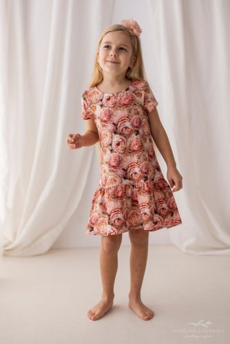 Šaty plné romantických růží, které rozzáří každý dětský den.