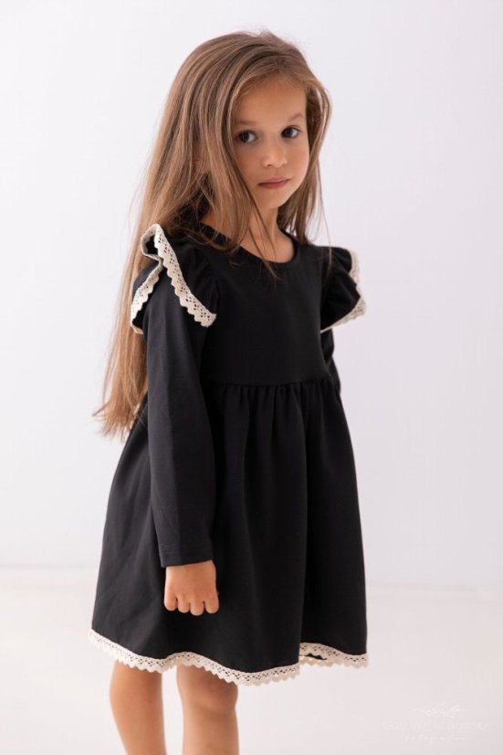 Dívčí černé šaty s dlouhým rukávem a krajkou, elegantní model z bavlny a elastanu.