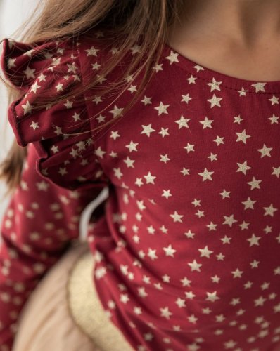 červené blůzky se zlatými hvězdami – jemný volánek a třpytivý potisk pro slavnostní vzhled