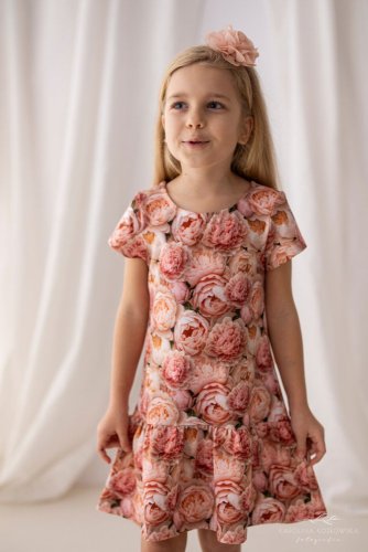 V těchto šatech s broskvovými růžemi si každá slečna připadá jako víla.