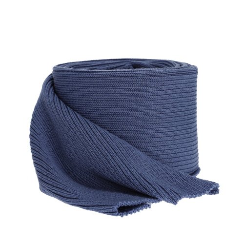 Modrý pánský zimní šátek Brayan z jemné merino vlny, srolovaný, s viditelným žebrovaným úpletem a elegantním vzhledem.