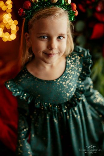 Vánoční elegance v zeleném odstínu – Lily Grey šaty se zlatými odlesky