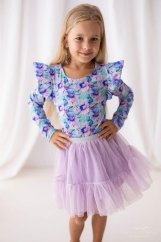 Dívčí blůzka s modro-fialovými květy a volánkovými rukávy Dívčí blůzka s modro-fialovými květy a volánkovými rukávy