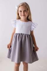 ylová kombinace bílé a šedé barvy v pohodlném střihu pro parádnice.