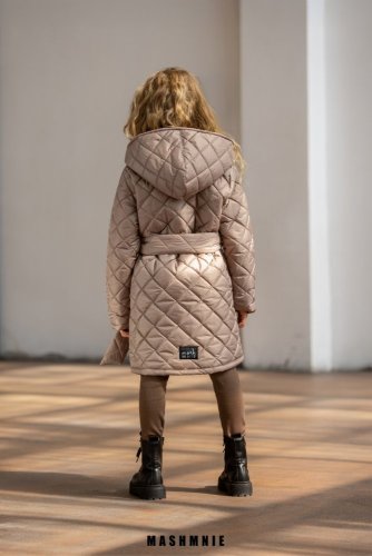 Delší kabát s kapucí, knoflíky a elegantním prošíváním