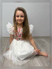 Dívčí šaty Blanička – elegantní model s volánky a květinovým vzorem, příjemný materiál Dívčí šaty Blanička – elegantní model s volánky a květinovým vzorem, příjemný materiál