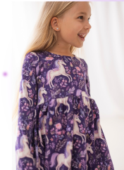 Fialové šaty s kouzelnými jednorožci