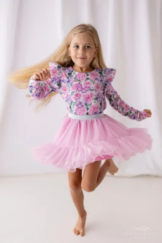 Dívčí blůzka s růžovo-fialovým květinovým potiskem a volánkovými rukávy