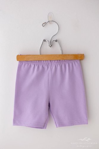 Dívčí šortky Lily Grey ve světle fialové barvě s elastickým pasem, zavěšené na stylovém ramínku.
