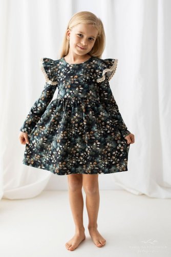 dívčích šatech Klárka s květinovým vzorem a krajkovými volánky