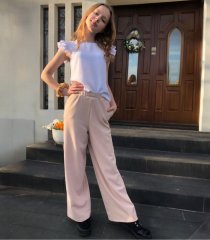 Bílá blůzka s volánky: stylová elegance pro každodenní nošení. malvinka.cz Bílá blůzka s volánky: stylová elegance pro každodenní nošení. malvinka.cz