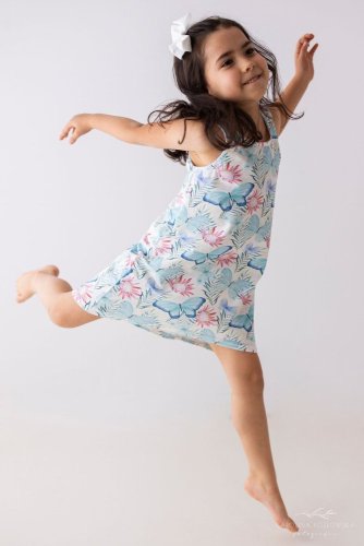 Radost, volnost a hravost – přesně tak se cítí každá malá slečna v těchto lehkých letních šatech s motýlky.