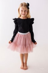 Stylová dívčí blůzka v černé barvě s volánky na ramenou. Pohodlný střih a dlouhé rukávy zajistí komfort po celý den. Skvěle ladí k tylovým sukním i džínám. Stylová dívčí blůzka v černé barvě s volánky na ramenou. Pohodlný střih a dlouhé rukávy zajistí komfort po celý den. Skvěle ladí k tylovým sukním i džínám.