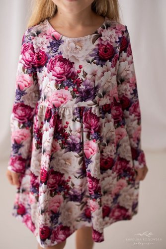 Dívčí květinové šaty – kouzlo pohodlí a elegance