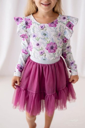 Dívčí blůzka s fialovými květy a volánky