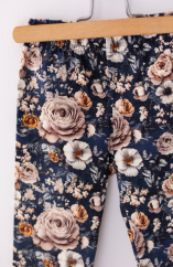 Dívčí legíny s květinovým vzorem na tmavém podkladu Dívčí legíny s květinovým vzorem na tmavém podkladu