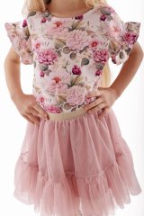 Letní dívčí outfit s jemnými růžovými tóny a květy pivoněk Letní dívčí outfit s jemnými růžovými tóny a květy pivoněk