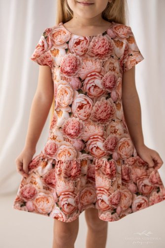 Dívčí šaty jako z rozkvetlé zahrady 