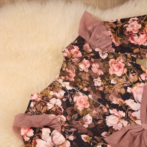 Detail květinového vzoru na dlouhých rukávech