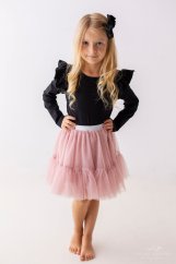 Černá blůzka s volánky je kousek, který dodá každému outfitu šmrnc. Černá blůzka s volánky je kousek, který dodá každému outfitu šmrnc.