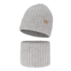 šedý dívčí žebrovaný zimní set Karmina, obsahující čepici s decentní záplatou a ladící nákrčník (tunel)