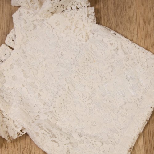 Moderní střih a jemné detaily pro parádnice