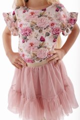 Letní dívčí outfit s jemnými růžovými tóny a květy pivoněk