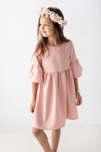 Elegantní dívčí boho šaty v pudrové barvě s romantickým střihem.