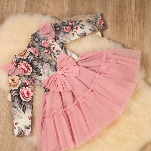 Šaty, které zaujmou – květinový vzor, růžový tyl a mašle vzadu