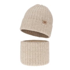 Béžový dívčí žebrovaný zimní set Karmina, obsahující čepici s decentní záplatou a ladící nákrčník (tunel)