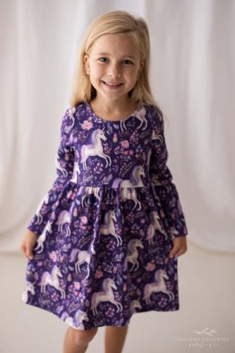 Stylové dívčí šaty – fialová pohádka s jednorožcem