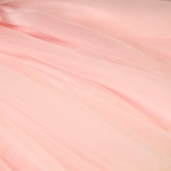 šaty holky s nadýchanou sukní a okouzlující tylovou mašlí v pase. šaty holky s nadýchanou sukní a okouzlující tylovou mašlí v pase.