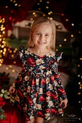 Pohodlné květinové šaty z měkkého materiálu, ideální pro slavnostní příležitosti i běžné nošení.