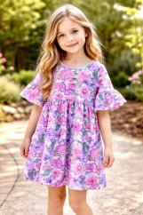 Romantické dívčí šaty s květinovým vzorem a motýlky v jemných fialovo-růžových tónech