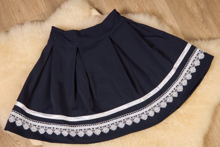 Tmavě modrá sukýnka s krajkovým lemem