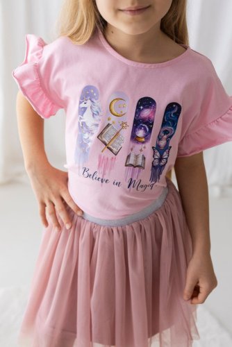 Detail potisku jednorožce, hvězd a nápisu Believe in Magic