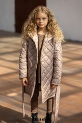 Prošívaný přechodný kabát s páskem a kapucí