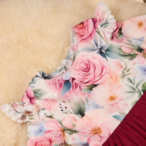 Dívčí šaty s růžemi a mašlí – dokonalý outfit pro každou malou slečnu.