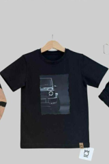 Černé tričko s potiskem auta – pohodlný střih