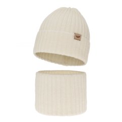 krémový dívčí žebrovaný zimní set Karmina, obsahující čepici s decentní záplatou a ladící nákrčník (tunel)
