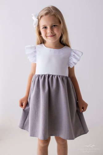  modelka ve slavnostních šatech Anika, ideálních na oslavy i focení.