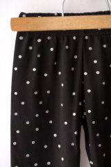 Černé dívčí legíny s bílými puntíky