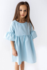 Nadčasové světle modré dívčí šaty s elegantní siluetou a decentními rukáv