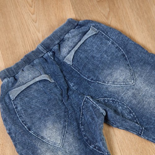 Detail zadních kapes baggy džín – moderní design a kvalitní zpracování pro děti