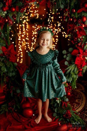 Vánoční elegance v zeleném odstínu – Lily Grey šaty se zlatými odlesky