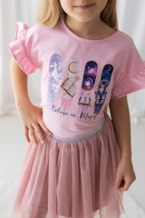 Detail potisku jednorožce, hvězd a nápisu Believe in Magic