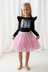 Malá dívka v černé blůzce s potiskem jednorožce a růžové tylové sukni. Stylový a pohodlný outfit pro každou malou princeznu.