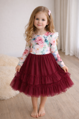 Půvabné šaty s mašlí a bohatou sukní pro výjimečné chvíle.